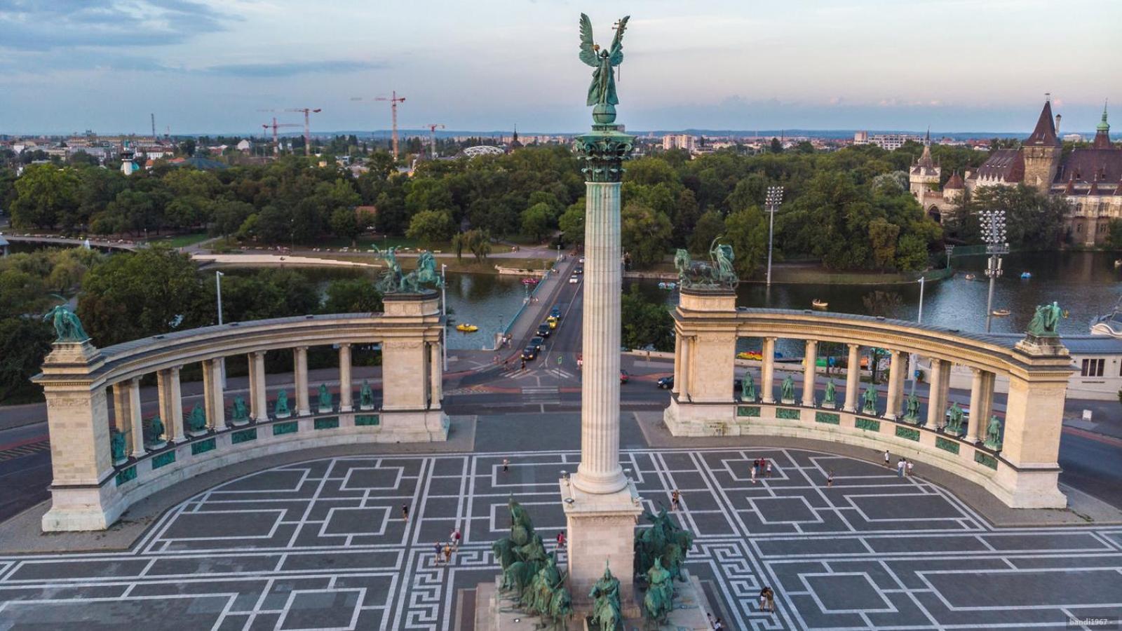 Luxe Central Studio With Pool, Parking & Ac Budapest Esterno foto