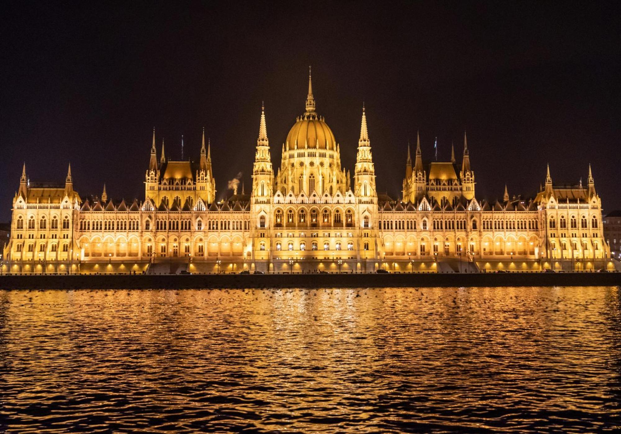 Luxe Central Studio With Pool, Parking & Ac Budapest Esterno foto