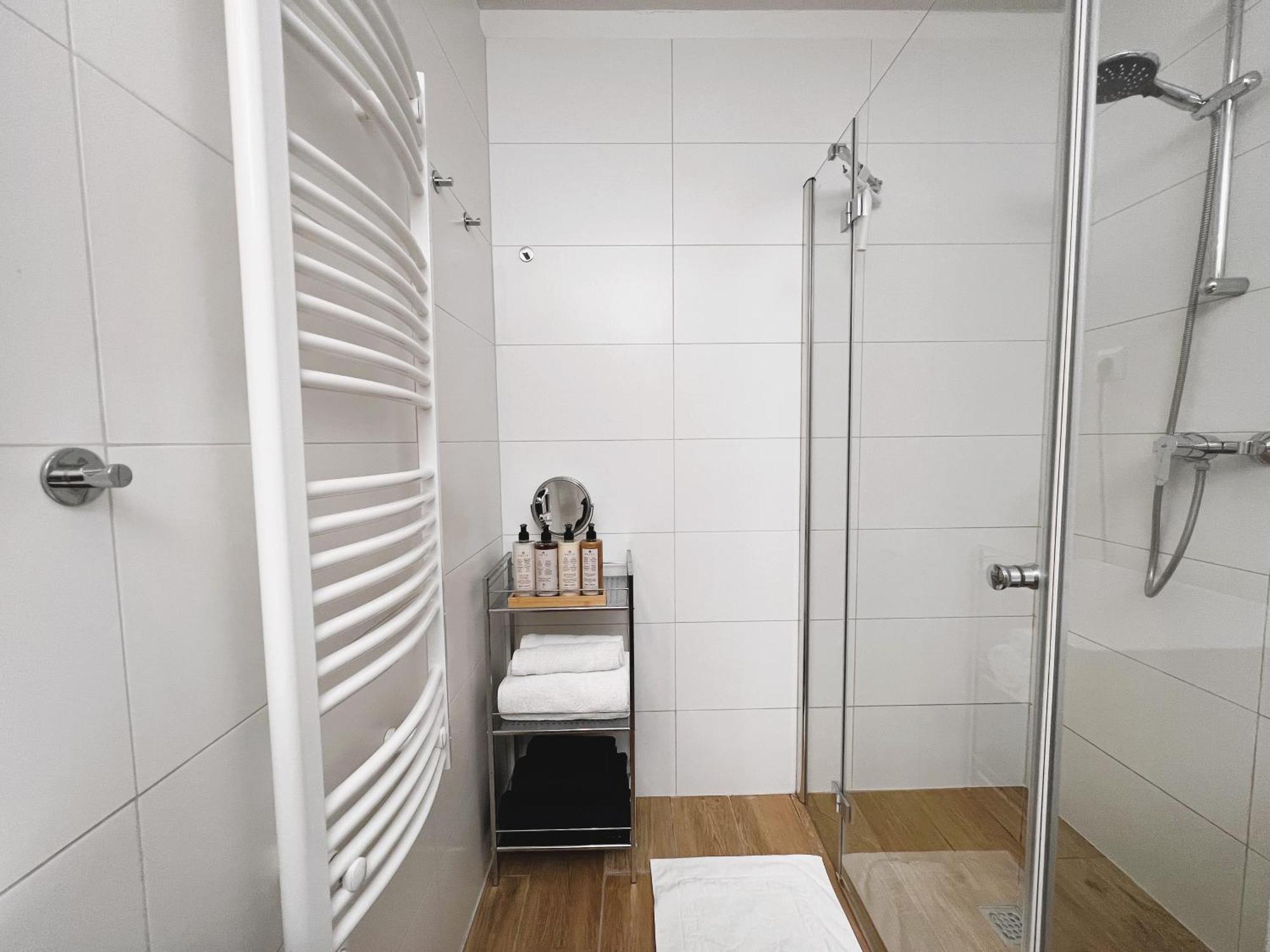 Luxe Central Studio With Pool, Parking & Ac Budapest Esterno foto