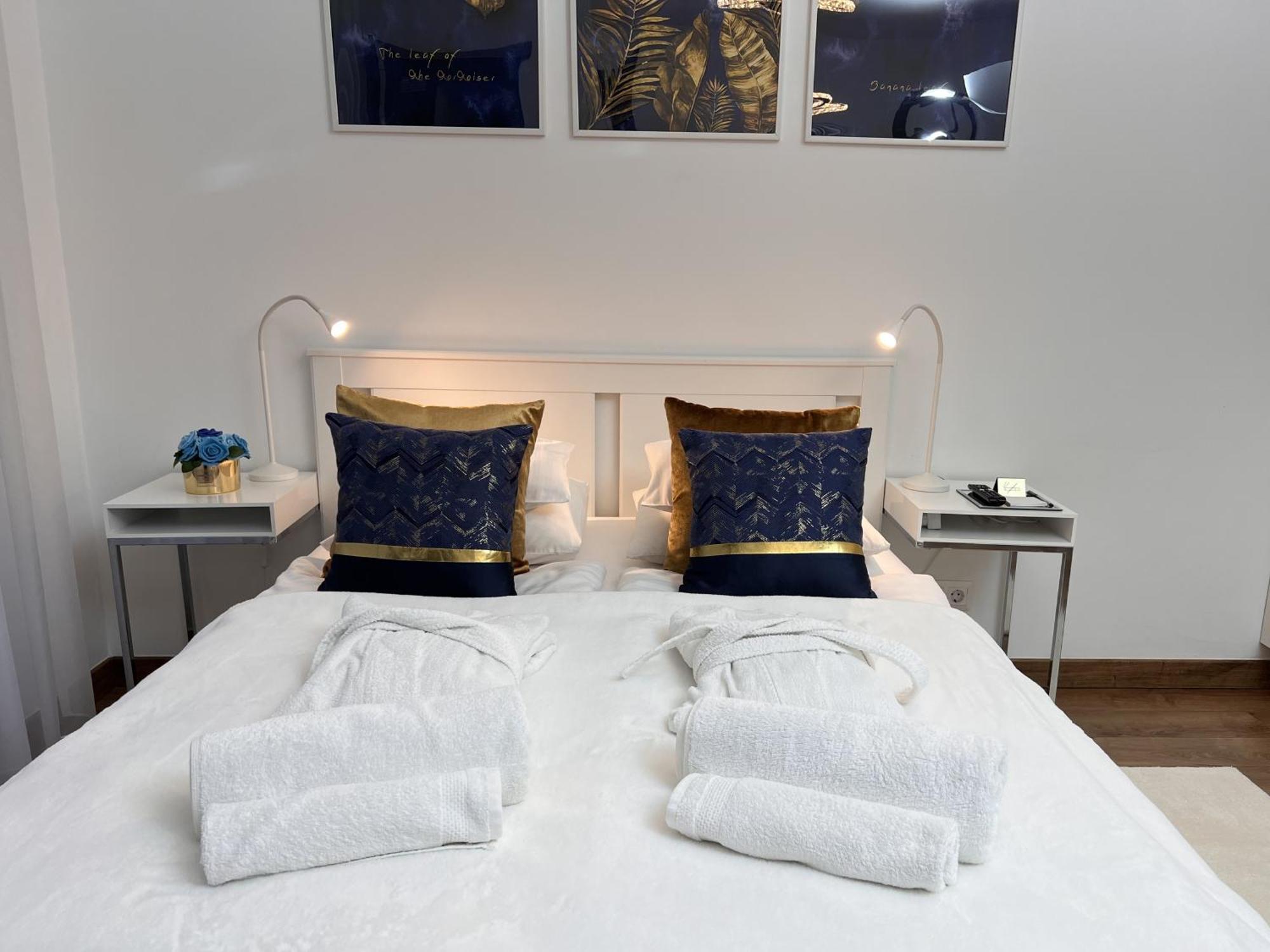 Luxe Central Studio With Pool, Parking & Ac Budapest Esterno foto