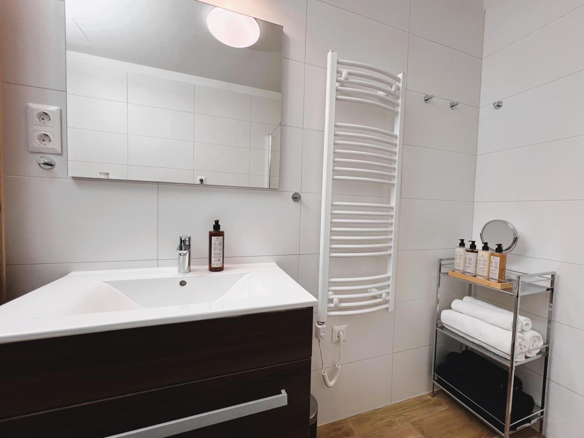 Luxe Central Studio With Pool, Parking & Ac Budapest Esterno foto