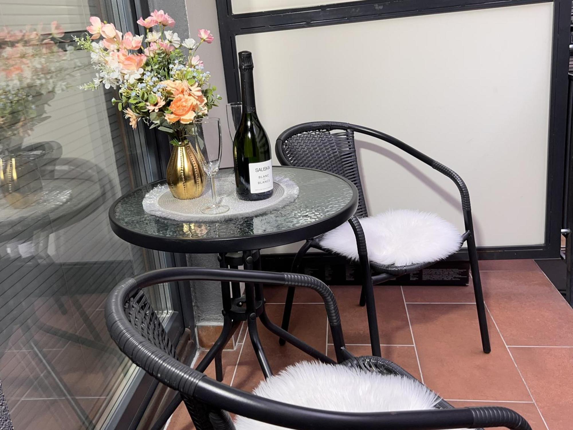 Luxe Central Studio With Pool, Parking & Ac Budapest Esterno foto