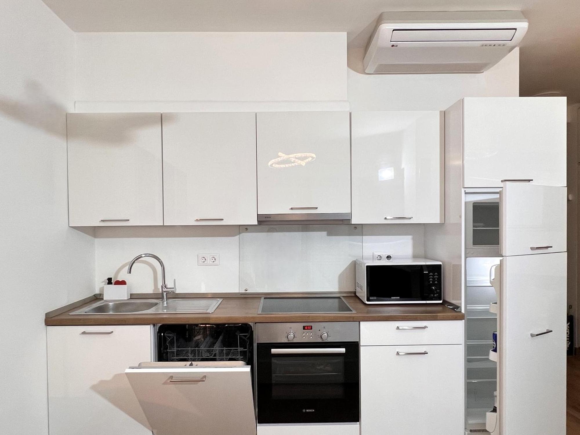 Luxe Central Studio With Pool, Parking & Ac Budapest Esterno foto