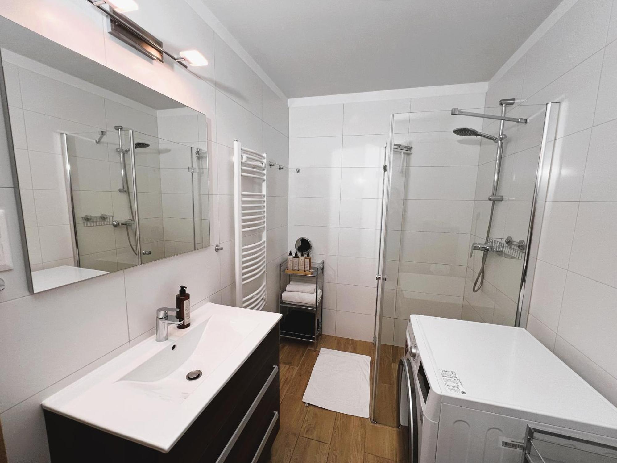 Luxe Central Studio With Pool, Parking & Ac Budapest Esterno foto