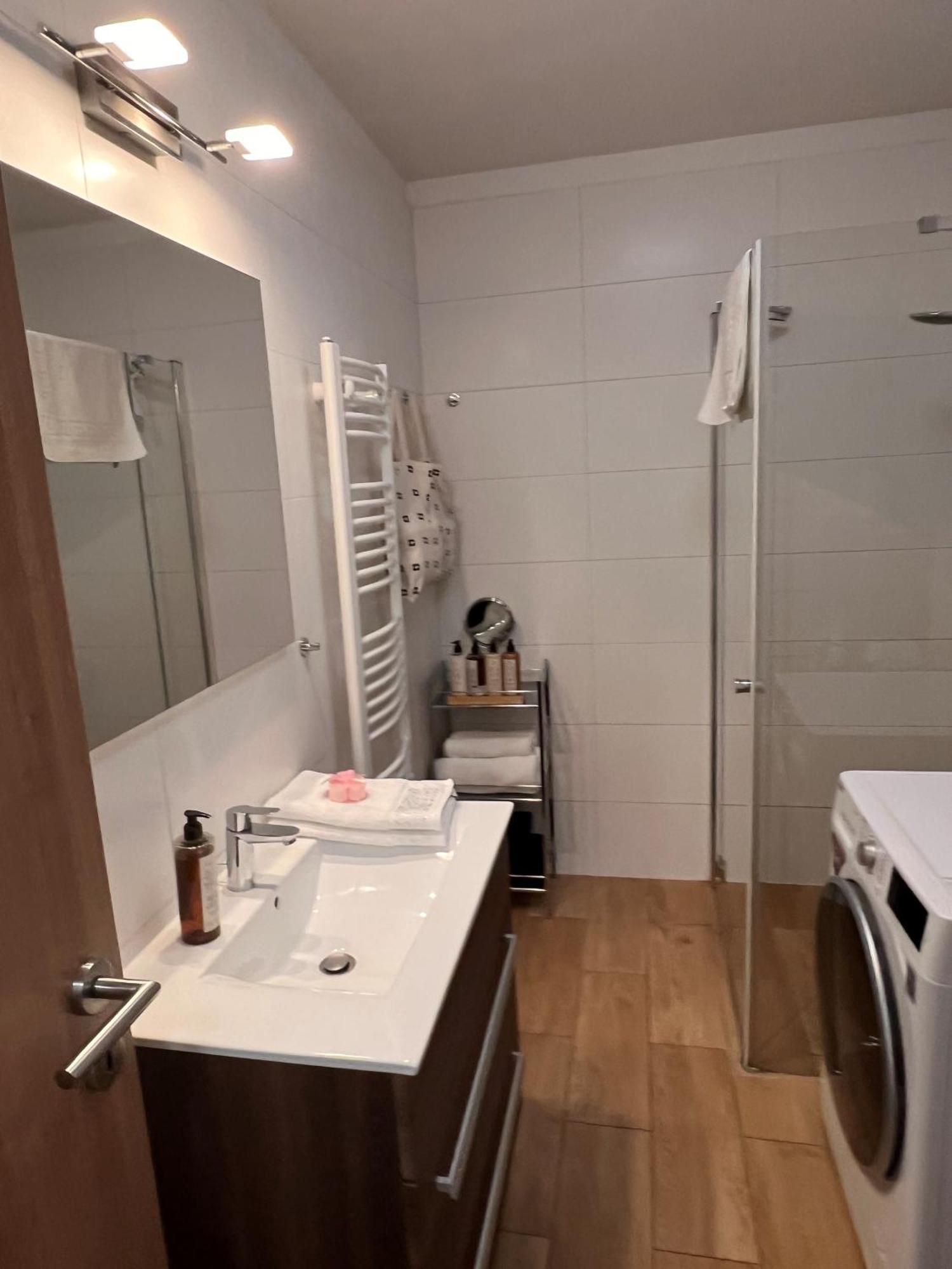 Luxe Central Studio With Pool, Parking & Ac Budapest Esterno foto